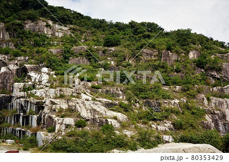 茨城県笠間「日本一の石切山脈」尊厳さを感じる、圧巻の切り立った稲田御影石の見事な景観(7) 茨城県笠間「日本一の石切山脈」尊厳さを感じる、圧巻の切り立った稲田御影石の見事な景観(7) 80353429