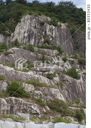茨城県笠間「日本一の石切山脈」尊厳さを感じる、圧巻の切り立った稲田御影石の見事な景観(8) 80353430