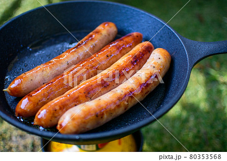 キャンプではお手軽な焼きウインナーも最高 80353568