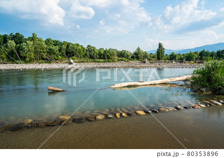 雨の後に増水する梓川 雨の後に増水する梓川 80353896