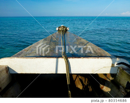 タンザニア・ザンジバル島の海とボートの船首から見える進行方向の景色 80354686