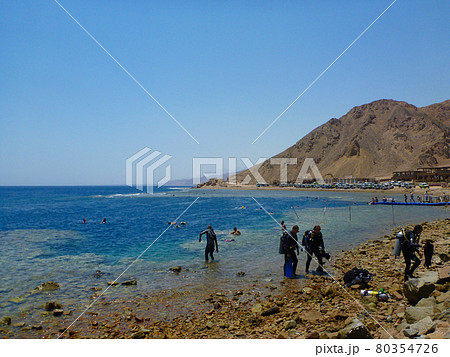 エジプト・紅海ダハブのブルーホールでのスキューバダイビング エジプト・紅海ダハブのブルーホールでのスキューバダイビング 80354726