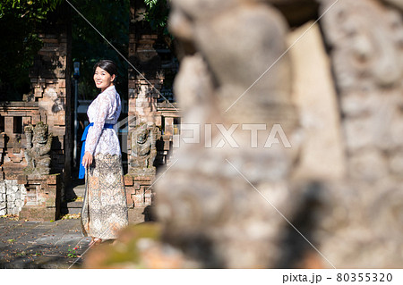 バリ島の伝統寺院にいる伝統衣装(クバヤ)を着た女性 バリ島の伝統寺院にいる伝統衣装(クバヤ)を着た女性 80355320