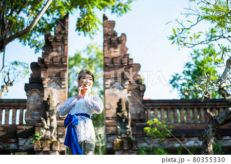 バリ島の伝統寺院にいる伝統衣装(クバヤ)を着た女性 バリ島の伝統寺院にいる伝統衣装(クバヤ)を着た女性 80355330