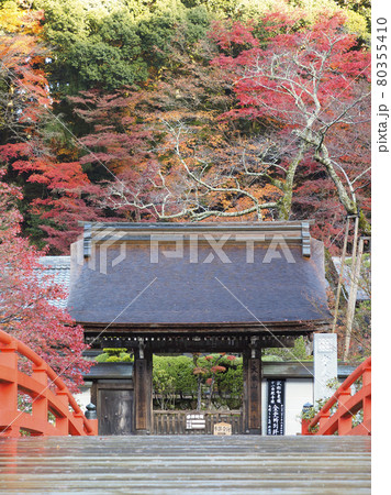 紅葉と室生寺の太鼓橋の風景 80355410