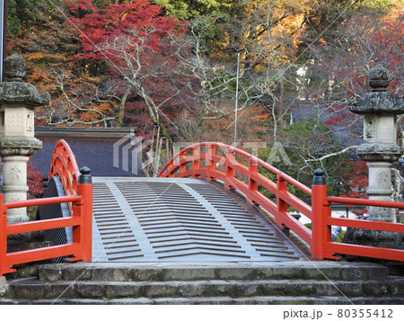 紅葉と室生寺の太鼓橋の風景 80355412