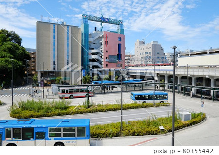 溝の口駅バスロータリーと大井町線の急行電車の写真素材