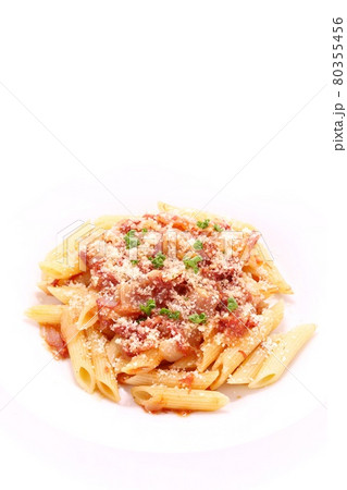 コンビーフと玉ねぎのパスタ ショートパスタ ペンネ 明るい背景 コンビーフと玉ねぎのパスタ ショートパスタ ペンネ 明るい背景 80355456