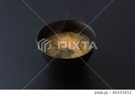 健康づくりのために毎日朝食に減塩のわかめの味噌汁をいただく　大豆の発酵食品は血圧に効果的　 80355652