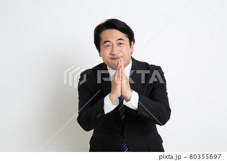 無茶なお願いをする中年のサラリーマン男性 80355697