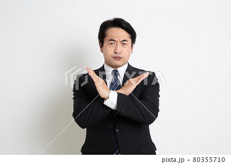 手を交差している中年のサラリーマン男性 80355710