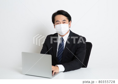 マスクをしている中年のサラリーマン男性 80355728