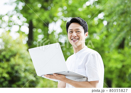 男性　テレワーク　ワーケーション　笑顔　カメラ目線 80355827