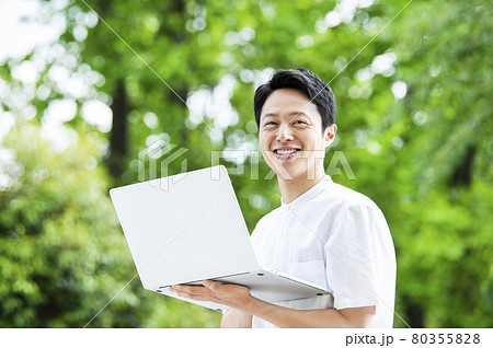 男性　テレワーク　ワーケーション　笑顔　カメラ目線 80355828