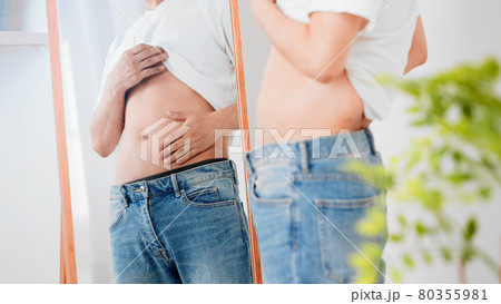 お腹のぜい肉を触る男性 ダイエットイメージ お腹のぜい肉を触る男性 ダイエットイメージ 80355981