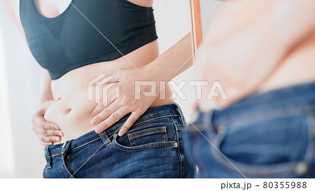 お腹のぜい肉を触る女性 ダイエットイメージ お腹のぜい肉を触る女性 ダイエットイメージ 80355988