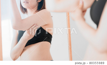 たるんだ二の腕を触る女性 ダイエットイメージ たるんだ二の腕を触る女性 ダイエットイメージ 80355989