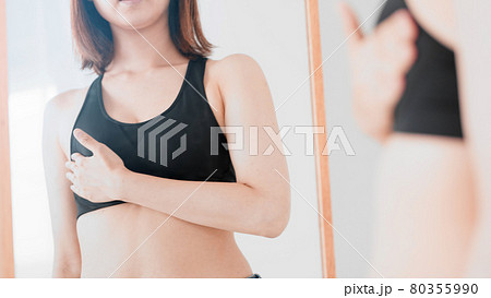 胸のセルフマッサージをする女性 胸のセルフマッサージをする女性 80355990
