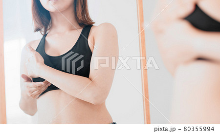 胸のセルフマッサージをする女性	 80355994