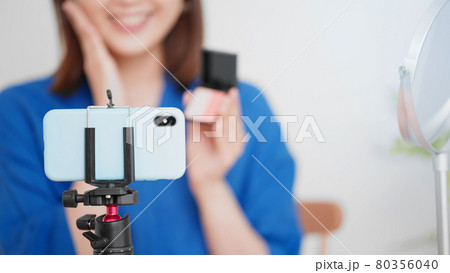 ライブ配信をする女性　ビューティーイメージ	 80356040
