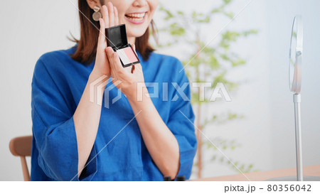 ライブ配信をする女性 ビューティーイメージ ライブ配信をする女性 ビューティーイメージ 80356042