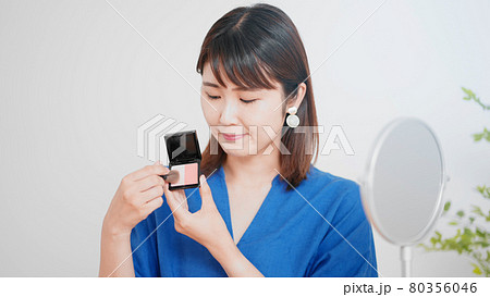 ライブ配信をする女性 ビューティーイメージ ライブ配信をする女性 ビューティーイメージ 80356046