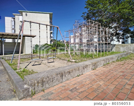 人のいない寂しげな県営アパートの公園 人のいない寂しげな県営アパートの公園 80356053