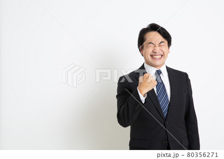 ガッツポーズをしている中年サラリーマン男性 80356271