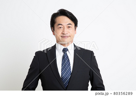 証明写真を撮る中年サラリーマン男性 80356289