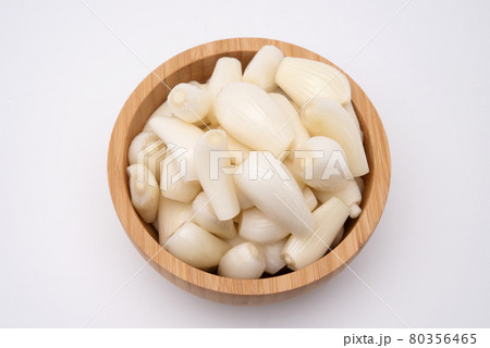 Top view of japanese shallots in wooden bowl. Healthy food Top view of japanese shallots in wooden bowl. Healthy food 80356465