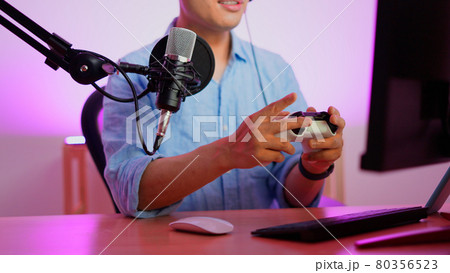 ゲーム配信をする男性　youtuber	 80356523