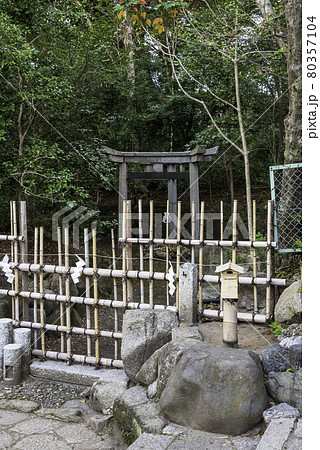 京都・蚕ノ社　三柱鳥居 80357104