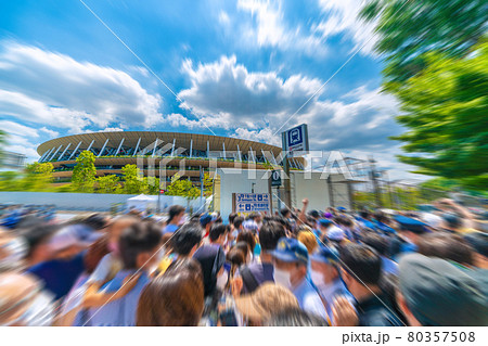 日本の東京都市景観 4度目宣言下。ブルーインパルスを見ようと国立競技場駅前は脅威の人出…=7月23日 日本の東京都市景観 4度目宣言下。ブルーインパルスを見ようと国立競技場駅前は脅威の人出…=7月23日 80357508
