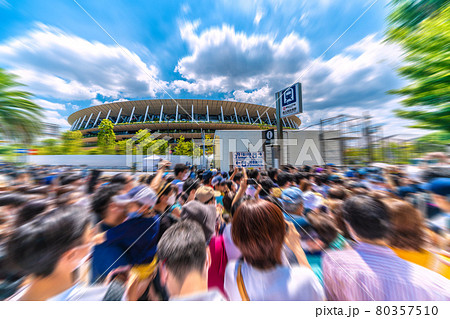日本の東京都市景観 4度目宣言下。ブルーインパルスを見ようと国立競技場駅前は脅威の人出…=7月23日 日本の東京都市景観 4度目宣言下。ブルーインパルスを見ようと国立競技場駅前は脅威の人出…=7月23日 80357510