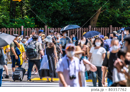 日本の東京都市景観 4度目宣言下。開幕日のこの日、国立競技場前に多くの人出、高齢者も…=7月23日 日本の東京都市景観 4度目宣言下。開幕日のこの日、国立競技場前に多くの人出、高齢者も…=7月23日 80357762