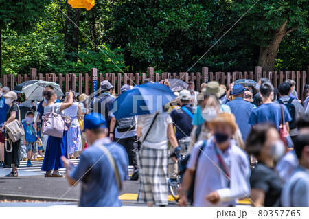 日本の東京都市景観 4度目宣言下。開幕日のこの日、国立競技場前に多くの人出、高齢者も…＝7月23日 80357765