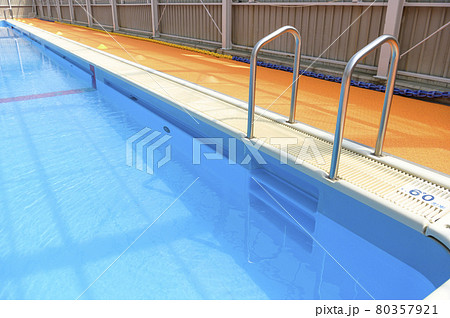 学校のプール 80357921