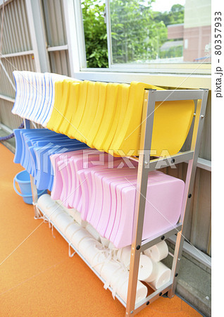 学校のプール（ビート板） 80357933