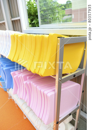 学校のプール（ビート板） 80357935