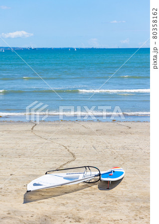 晴天の海とサーフボード 80358162