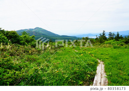 秋田 乳頭山 孫六コースから見る秋田駒ケ岳と田沢湖 秋田 乳頭山 孫六コースから見る秋田駒ケ岳と田沢湖 80358173