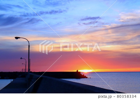 夕暮れのオレンジ色と青色の美しい空と夕陽と海 夕暮れのオレンジ色と青色の美しい空と夕陽と海 80358334
