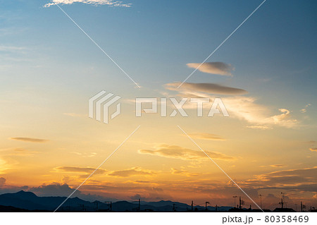夏の夕焼け雲　夏の風物詩 80358469