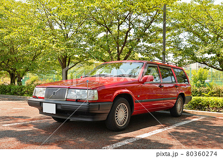 【赤いボルボ940ワゴン】　VOLVO　アウトドア・キャンプイメージ 80360274