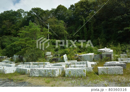 茨城県笠間「日本一の石切山脈」真っ白な稲田御影石と緑の美しいコラボ 80360316