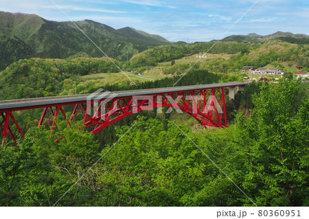 山間の赤いアーチ橋｜奥出雲おろちループ・三井野大橋 80360951