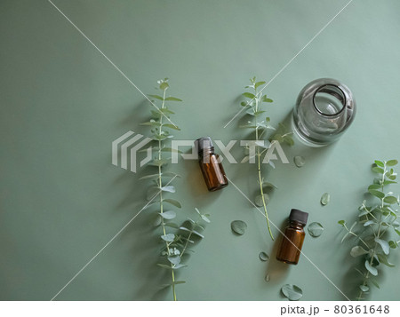 ユーカリの葉とアロマオイル瓶。グリーン・観葉植物・リラックス・趣味。 ユーカリの葉とアロマオイル瓶。グリーン・観葉植物・リラックス・趣味。 80361648