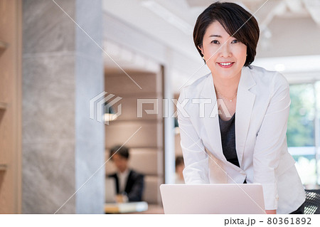 フリーアドレスのオフィスでノートpcで仕事する女性管理職 撮影協力 Shift Nogizaka の写真素材