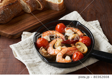 エビとマッシュルームのアヒージョ 80362608