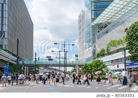 コロナ禍の人と街　二子玉川駅前スクランブル交差点の人通り　東京都世田谷区 80363301